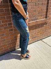 Load image into Gallery viewer, Judy Blue Mid Rise Straight Cropped Jean
