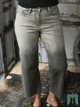Load image into Gallery viewer, Judy Blue HW Grey Wash Crop Jean