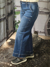 Load image into Gallery viewer, Risen HR Straight Front Seam Crop Jeans
