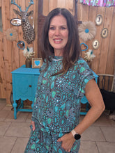 Load image into Gallery viewer, Cowgirl Cluster Ribbed Concho Top
